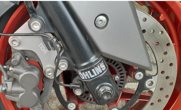 Penyesuaian dengan memasang braket kaliper rem TDR