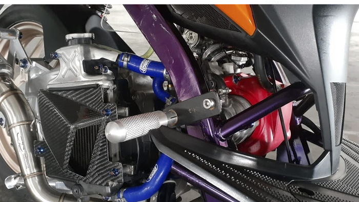 Rangka repaint cyralic purple dan body dek tengah kena potong custom