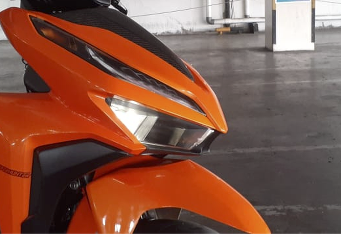 Headlamp dibuat smoke blackhousing dan sign smoke oranye