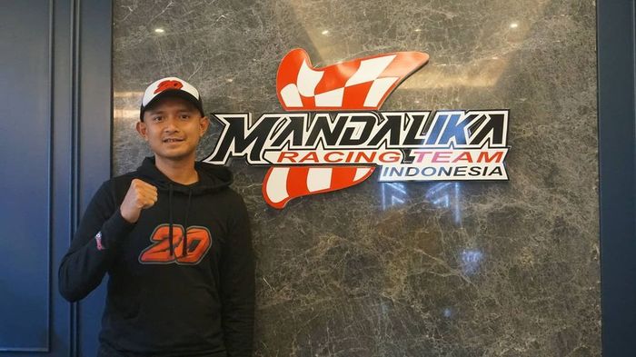 Dimas Ekky Pratama resmi menandatangani kontrak dengan Mandalika Racing Team Indonesia