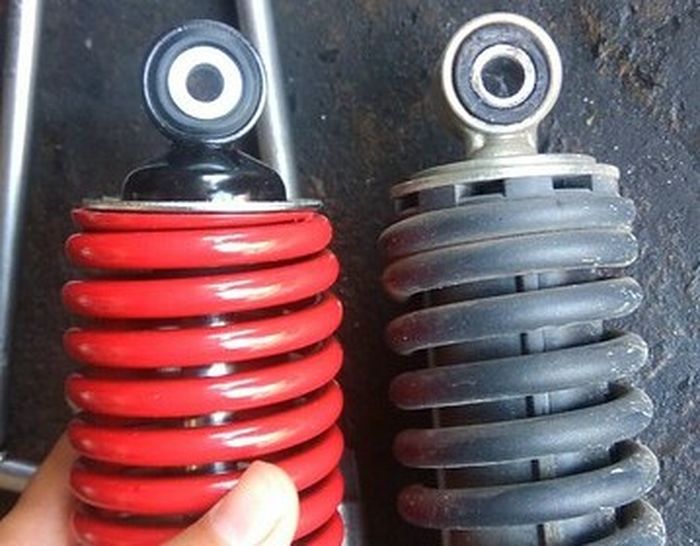 Ukuran lubangnya sama, jadi tinggal pasang