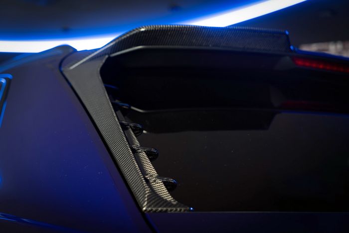 Spoiler belakang berbahan serat karbon