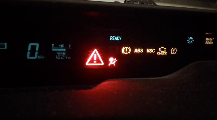 Indikator Master Warning pada Prius