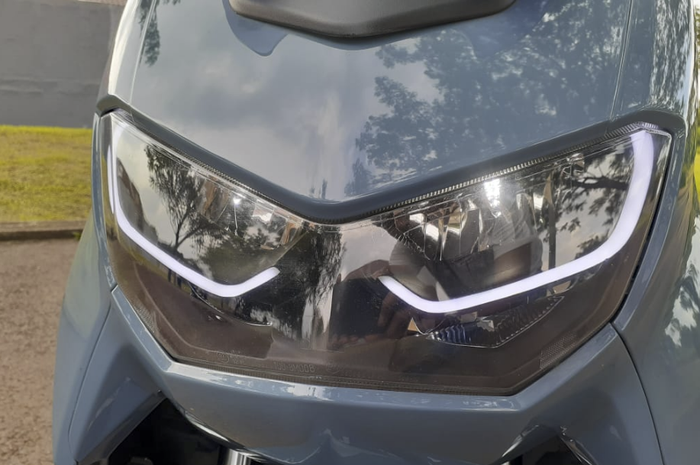 Headlamp custom black housing dan Lazy Eyes