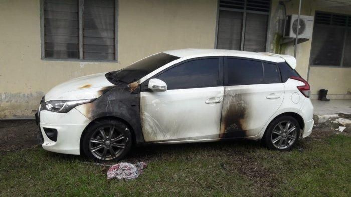 Toyota Yaris milik Asisten Afdeling I Kebun Tanjung Garbus Pagar Merbau (TGPM) PTPN II kena teror, dibakar orang tak dikenal