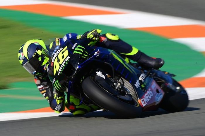 Valentino Rossi saat berlaga di MotoGP Valencia. (Photo by LLUIS GENE / AFP)(LLUIS GENE) 