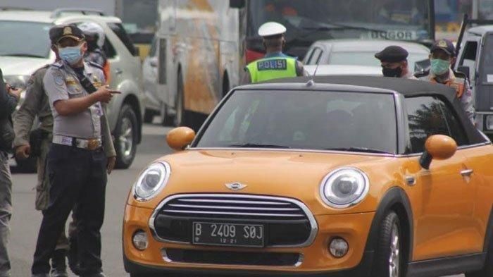 MINI Cooper S Convertible yang dikendarai Ayu Ting Ting sempat dihentikan petugas di GT Baranangsiang, Sabut (06/02/2021).