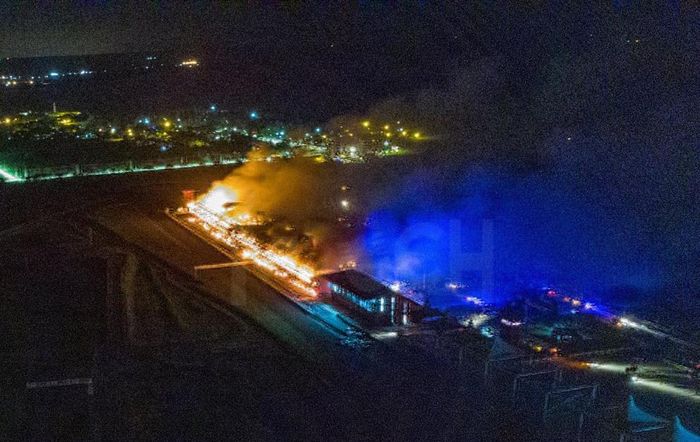 Kebakaran di sirkuit Termas de Rio Hondo tampak dari atas area pit atau garasi