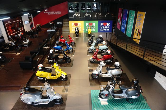 Showroom beragam tipe Vespa di diler Motoplex