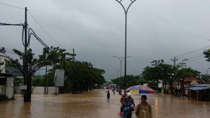 Banjir di Jalan Nasional Mangkang Semarang, Sabtu (06/02/2021) sore.