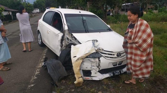 Toyota Etios Valco ringsek usai hajar Avanza di tugu kecamatan Bengo, jalan raya Bone-Makassar, desa Tungke, Bengo, Bone, Sulawesi Selatan