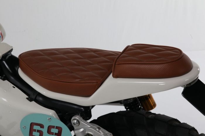 Jok split seat yang dengan balutan kulit coklat yang elegan