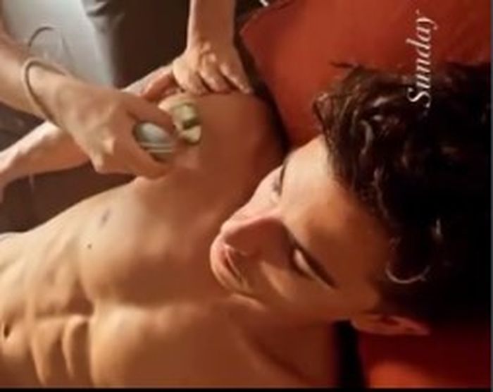 Marc Marquez pamerkan momen saat terapi di persendian bahu.