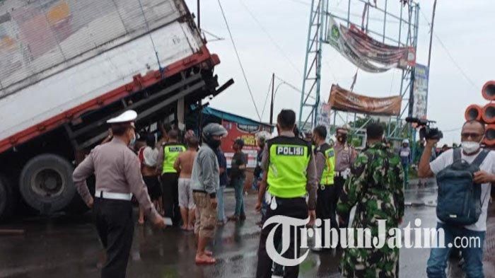 Truk rem blong tabrak pemotor hingga terseret masuk parit