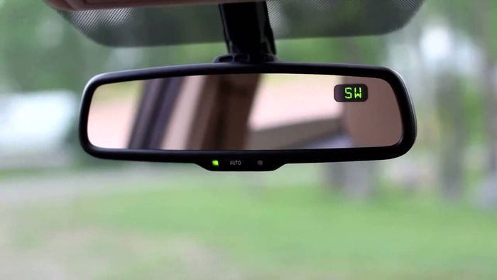 Ilustrasi kaca spion tengah 