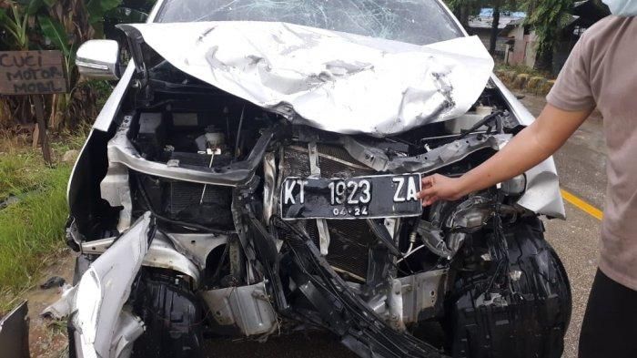 Kondisi Toyota Avanza yang ringsek bagian depan setelah beradu lawan dua motor