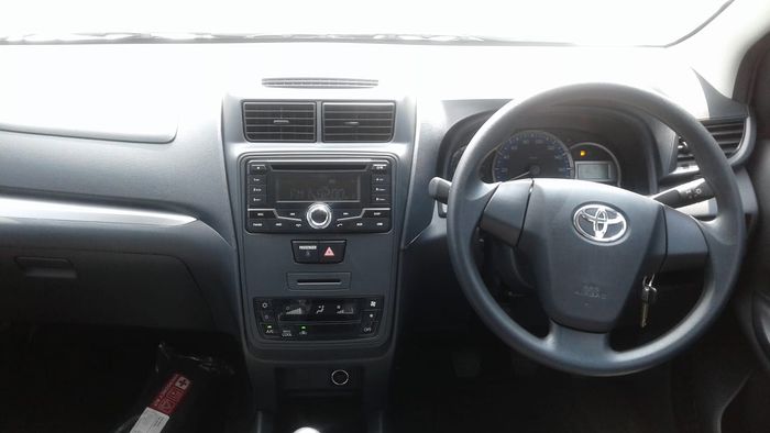 Dasbor Transmover dengan head unit double din dan AC digital