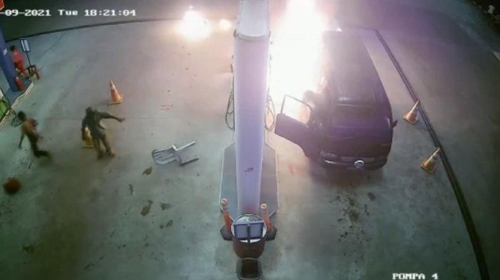 Mitsubishi T120SS meedak di bagian kabin hingga merambat ke seluruh bodi hingga hangus