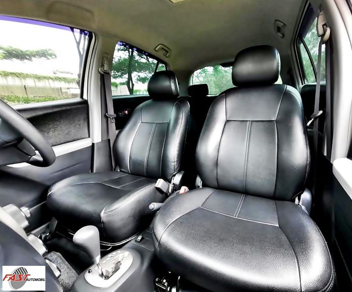 Interior Toyota Yaris E AT 2011 odometer 24 ribu Kilometer