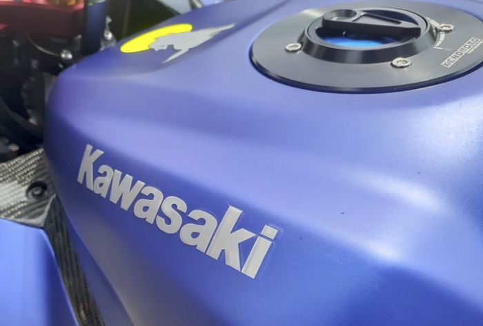 Nama besar Kawasaki masih tetap tertempel gagah menemani serigala pada bagian tangki motor