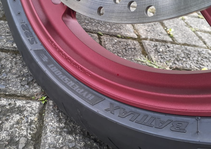 Pelek OZ Piega R dibalut ban Battlax Hypersport