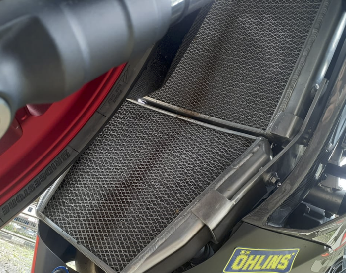 Radiator standart pensiun diganti dengan radiator racing ukuran super besar