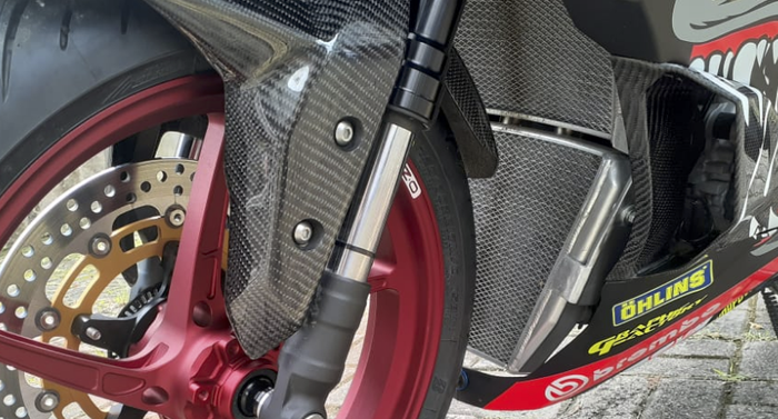 Meski berukuran besar setup radiator racing Bpro ini aman untuk riding atau menikung tajam tidak mentok ban