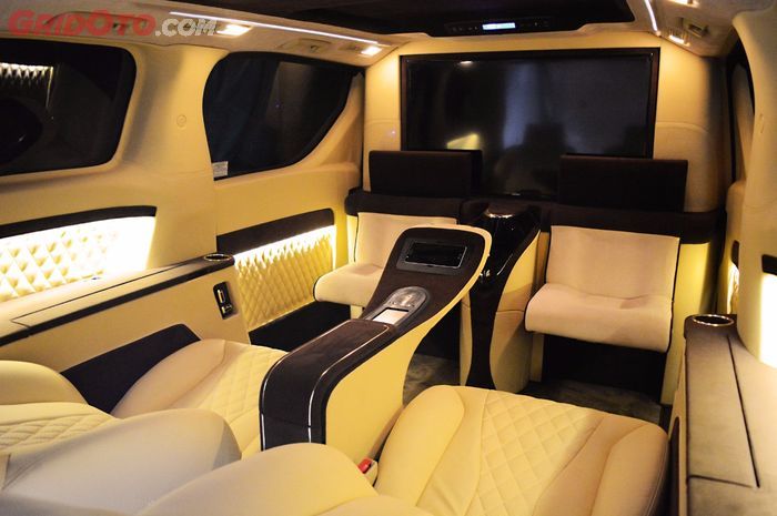 Kabin Alphard dengan TV Full HD