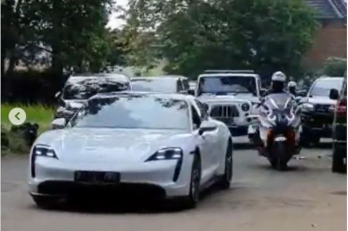 Ketua MPR RI, Bambang Soesatyo saat menjajal Porsche Taycan milik Raffi Ahmad.