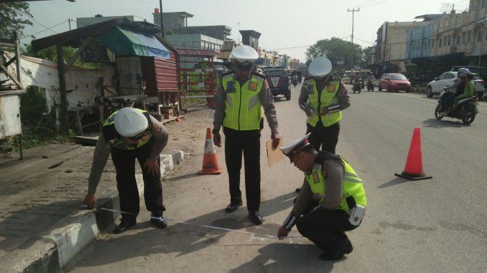 Polisi olah TKP kecelakaan tunggal Mitsubishi Colt T120SS di Jl Sudirman, Karimun, Kepulauan Riau
