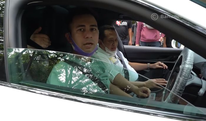 Raffi Ahmad saat menjajal Porsche Taycan bersama Ketua MPR RI, Bambang Soesatyo.