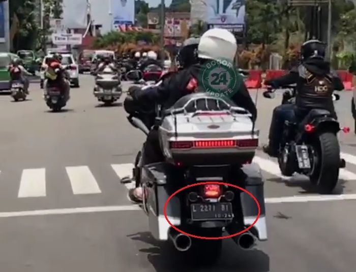 Salah satu moge dalam rombongan Harley-Davidson yang tertangkap kamera menggunakan pelat ganjil.
