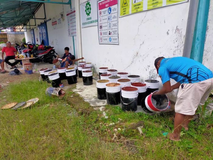 ARCI Sorong Chapter membuat tempat sampah dari barang-barang bekas