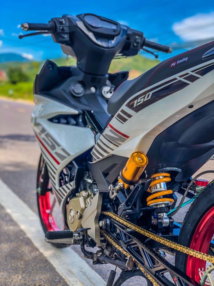 Shock belakang pakai Ohlins