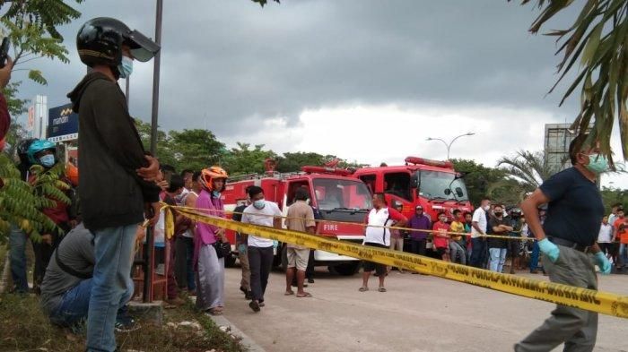 Suasana sekitar mobil yang terbakar