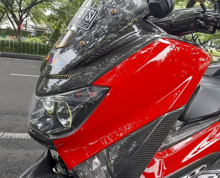 Merah Ferari dipadukan dengan karbon kevlar buat kesan racing makin kental