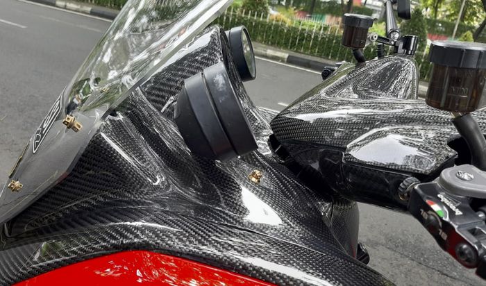 Dashboard dan area kokpit full beraroma karbon kevlar