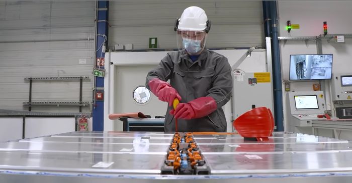 Baterai mobil listrik dilepas dari casing sebelum didaur ulang