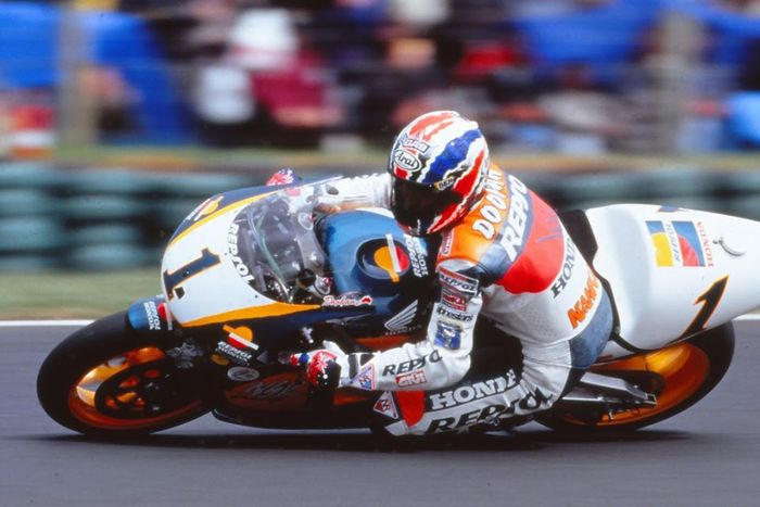 Mick Doohan menjadi pembalap terakhir yang bisa mempertahankan gelar Juara Dunia MotoGP atau GP500 dengan nomor start 1.