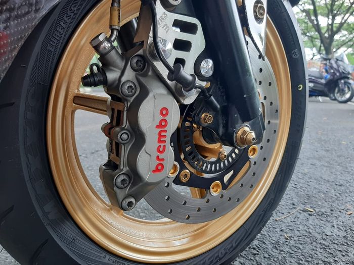 Kaki-kaki mewah dengan kaliper rem brembo dan pelek RCB