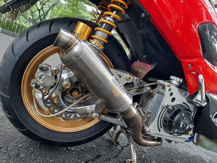 Sokbreker belakang Ohlins, dan kaliper rem belakang Brembo knalpot racing AHM MP1