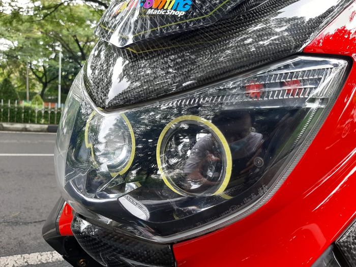 2 buah projector Fortuner VRZ menempel pada lampu depan Yamaha NMAX