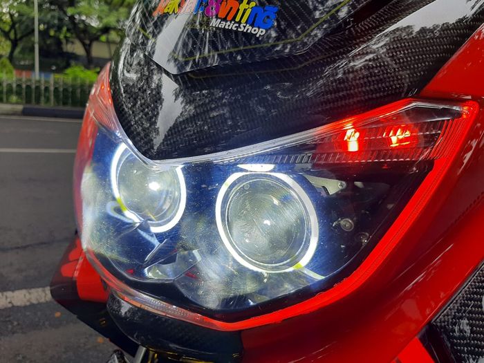 2 buah projector Fortuner VRZ menempel pada lampu depan Yamaha NMAX
