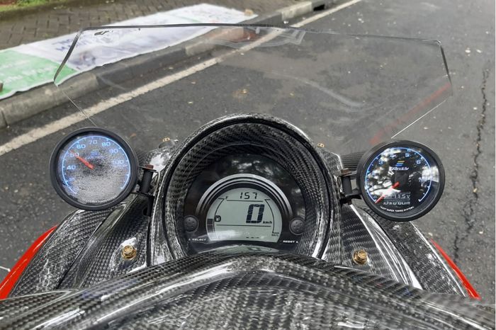 Dashboard racing abis berkat 2 buah takometer yang salah satunya adalah pengukur suhu mesin