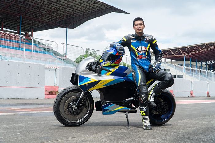 Sopir Galih Aji Prakoso menjadi penguji pengendara sepeda motor listrik BL-SEV01 dari Universitas Budi Luhur. 