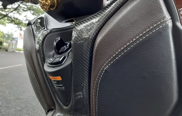Dashboard tengah dan laci penyimpanan elegan berlapis bahan leather padukan warna coklat dan hitam