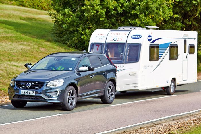 Ilustrasi Volvo XC60 menarik karavan