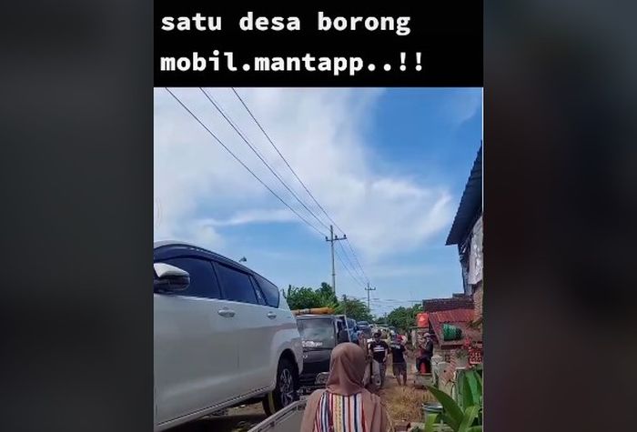 kondisi saat puluhan mobil diantar ke pembeli di Desa Sumurgeneng, Kecamatan Jenu, Kabupaten Tuban.