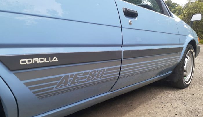 Custom decals body berwarna abu-abu bertuliskan nomer rangka body mobil