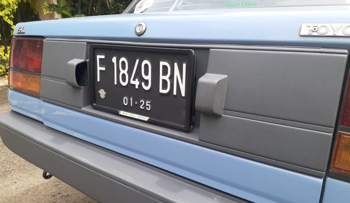 Garnish bagasi pakai Corolla versi USDM alias Amerika dengan frame pelat nomer versi Jepang